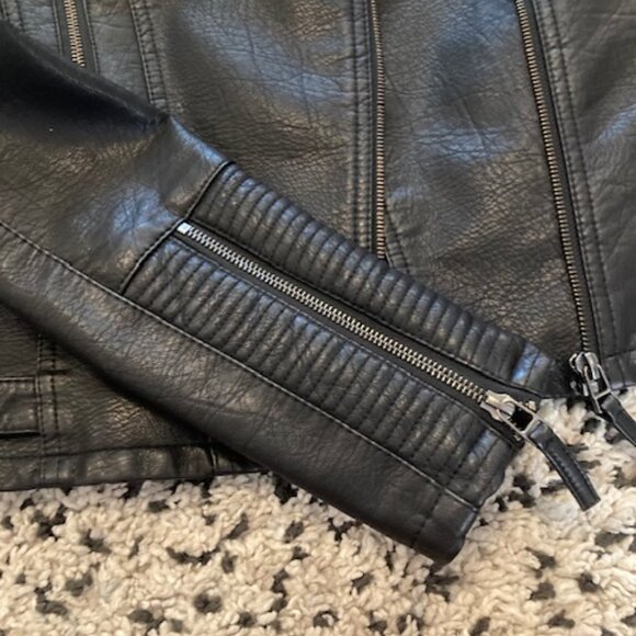 Vero Moda Black faux leather bomber/ biker jacket. Never worn perfect size M - Picture 3 of 9